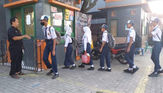 MENANAMKAN KETERTIBAN DAN KEDISIPLINAN SISWA-SISWI SMP NEGERI 3 PONOROGO